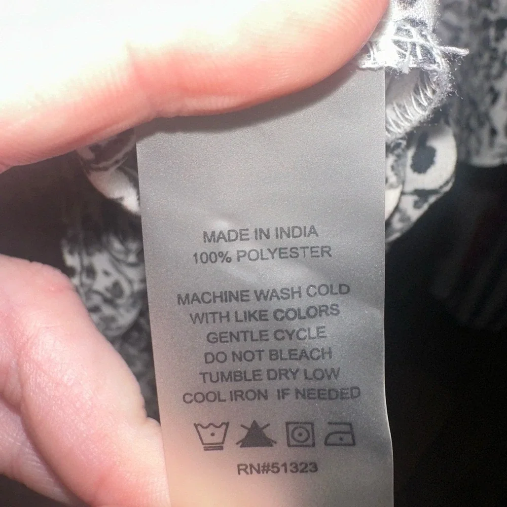 EUC Vince Camuto Size Small Women's Black, Gray and White Patterned‎ Top